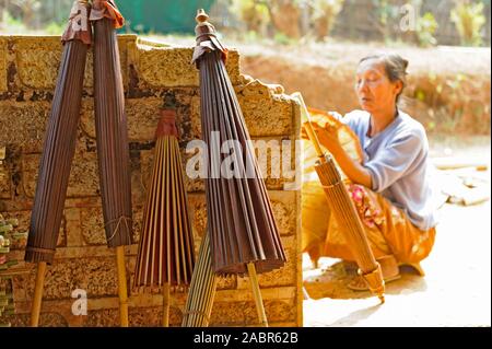 Frau an einem Regenschirm Workshop in Pindaya, Shan Staat Myanmar Birma arbeiten Stockfoto