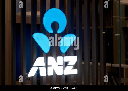 Brisbane, Queensland, Australien - 27 November 2019: Blick auf das beleuchtete ANZ (Australien und New Zealand Banking Group) Bank unterzeichnen hängen in Fron Stockfoto