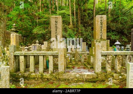 Koyasan, Japan - Oktober 7, 2019: Blick auf die Gräber auf dem Friedhof Okunoin, Mount Koya (Koyasan), Japan Stockfoto