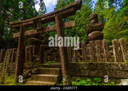 Koyasan, Japan - Oktober 7, 2019: Blick auf die Gräber auf dem Friedhof Okunoin, Mount Koya (Koyasan), Japan Stockfoto