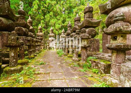 Koyasan, Japan - Oktober 7, 2019: Blick auf die Gräber auf dem Friedhof Okunoin, Mount Koya (Koyasan), Japan Stockfoto