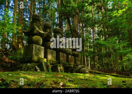 Koyasan, Japan - Oktober 7, 2019: Blick auf die Gräber auf dem Friedhof Okunoin, Mount Koya (Koyasan), Japan Stockfoto