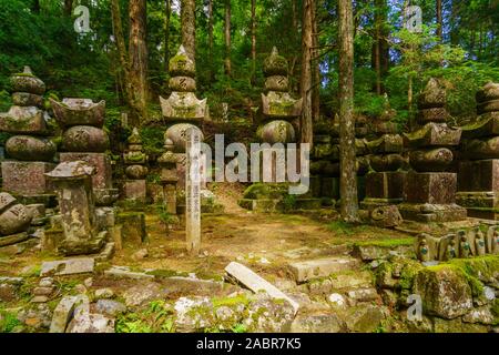 Koyasan, Japan - Oktober 7, 2019: Blick auf die Gräber auf dem Friedhof Okunoin, Mount Koya (Koyasan), Japan Stockfoto