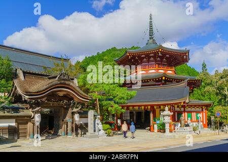 Koyasan, Japan - Oktober 7, 2019: Blick auf die Pagode in Manihouto Jofukuin Tempel, mit Besuchern, in Mount Koya (Koyasan), Japan Stockfoto