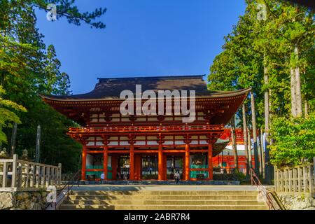 Koyasan, Japan - Oktober 7, 2019: Blick auf die Chumon Tor, mit Besuchern, in Mount Koya (Koyasan), Japan Stockfoto