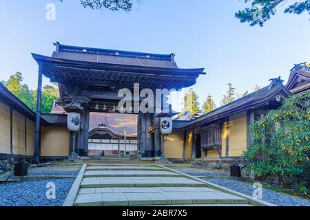 Koyasan, Japan - Oktober 7, 2019: Blick auf die seimon Buddhistischen Tempel, in Mount Koya (Koyasan), Japan Stockfoto