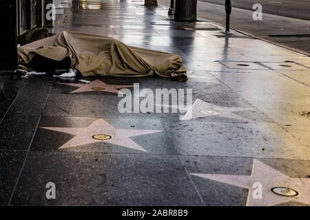 Obdachloser bedeckt mit Decke schlafen auf Walk of Fame Hollywood Stockfoto