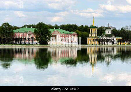 Moskau, Russland - 11. Mai 2015: kuskowo Park, Teich und kuskowo Palace. Kuskowo wurde das Anwesen der Familie Sheremetev im Frühjahr Stockfoto