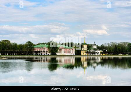 Moskau, Russland - 11. Mai 2015: kuskowo Park, Teich und kuskowo Palace. Kuskowo wurde das Anwesen der Familie Sheremetev im Frühjahr Stockfoto
