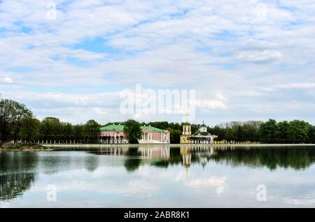 Moskau, Russland - 11. Mai 2015: kuskowo Park, Teich und kuskowo Palace. Kuskowo wurde das Anwesen der Familie Sheremetev im Frühjahr Stockfoto