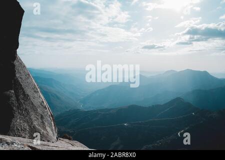 Fabelhafte Aussicht von Moro Rock im Sequoia National Park mit einem nebligen Berge im Hintergrund und auf der Straße über die Berge Stockfoto