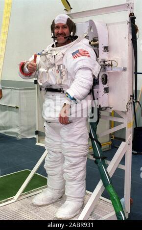 (26 Juli 1999) - - - Astronaut John M. Grunsfeld, Mission Specialist, trug ein Unterwasser-training Version des Shuttle Extra vehicular Mobilität angepasst (WWU), die Signale "alles gut", bevor wir in das Wasser im Neutral Buoyancy Laboratory (NBL). Grunsfeld und anderen Astronauten der STS-103 Space gehen Pflicht zugewiesen sind, in die Aus- und Weiterbildung EVA chores Sie verarbeitet, wenn Sie die dritte Wartung besuchen Sie die Erde umkreisen von Hubble Space Telescope (HST) seit seiner Einführung im April 1990. Stockfoto