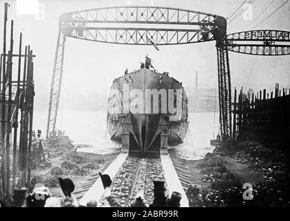 Foto zeigt die März 1912 Markteinführung von HMS Queen Mary an der Palmer's Schiffbau, Jarrow-on-Tyne, England. Sie war während der Schlacht im Jahre 1916 gesunken. Stockfoto