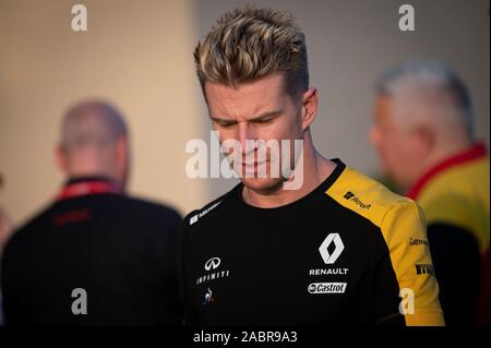 Abu Dhabi, Vereinigte Arabische Emirate. 28 Nov, 2019. Renault Sport F1-Team die deutschen Fahrer Nico Hulkenberg Spaziergänge durch das Fahrerlager vor Beginn der Abu Dhabi Formel 1-Grand Prix Wochenende an der "Yas Marina Circuit" in Abu Dhabi. Credit: SOPA Images Limited/Alamy leben Nachrichten Stockfoto