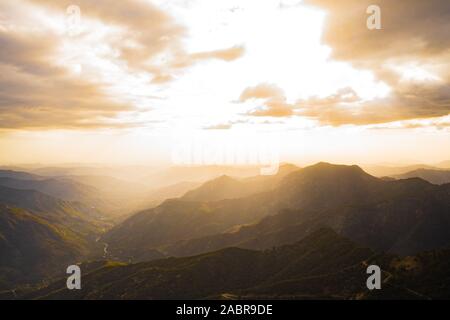 Fabelhafte Aussicht von Moro Rock im Sequoia National Park mit einem nebligen Berge im Hintergrund und schönen Sonnenstrahlen Hervorhebung der Horizont, Californi Stockfoto