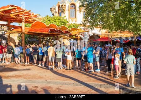 Warteschlange in den Universal Studios, Insel der Abenteuer, die Menschen in den Warteschlangen an den Theme Park Eingang, Orlando, Florida, USA Stockfoto