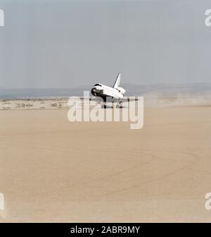 STS 036-S-018 (3. März 1990) - - - Die Raumfähre Atlantis berührt auf der Edwards Air Force Base in Kalifornien der STS-36 Mission zu erfüllen. An Bord waren Astronauten John O. Creighton, John H. Casper, David C. Hilmers, Richard M. (Mike) Mullane und Pierre J. Thuot. Stockfoto