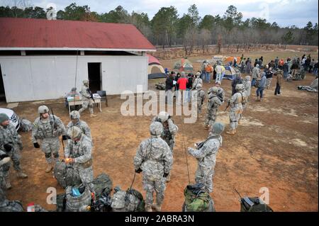 Us-Soldaten zu Charlie Company, 1.BATAILLON, 325 Airborne Infanterie Regiment, 2nd Brigade Combat Team, 82nd Airborne Division helfen mit Sicherheit während einer noncombatant Evakuierung und Rückführung Übung während der gemeinsamen operativen Zugang Übung (JOAX) 13-02 Feb.28, 2013, live-fire Dorf in der Nähe von Fort Bragg, N.C. JOAX ist entworfen, um Kohärenz zwischen der U.S. Army, Air Force und NATO-Personal, so dass die Dienstleistungen die Möglichkeit, richtig große schwere Ausrüstung und Truppe Bewegung ausführen Stockfoto