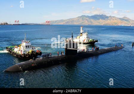 SUBIC BAY, die Republik der Philippinen (31. 29, 2012) der Los Angeles-Klasse Angriffs-U-Boot USS Bremerton (SSN 698) bereitet die Moor entlang der u-boot Tender USS Emory S. Land (39). Stockfoto