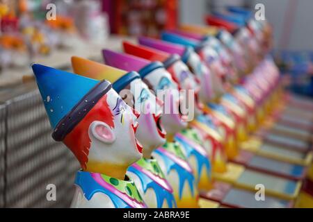 Clowns für die Kugel in den Mund Spiel auf Seite zeigen Gasse in einem Land zeigen Stockfoto