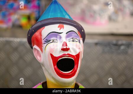 Eine gemalte clown Figur mit offenen Mund bereit für Kind in einen Stier und sammeln Sie Punkte bei einem Land zeigen zu setzen Stockfoto