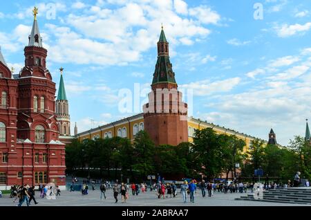 Moskau, Russland - 14. Mai 2015: Blick auf mittleren Turm Arsenal der Moskauer Kreml. 1495 Bauen. Dieser Turm ist der Teil der Kremlmauer. Menschen gehen in der Nähe von t Stockfoto