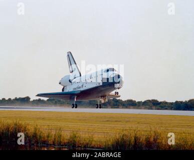 (20 November 1990) - - - STS-38 Atlantis, Orbiter Fahrzeug (OV) 104, landet auf der Piste 33 am Kennedy Space Center (KSC) Shuttle Landing Facility (SLF). Das Hauptfahrwerk (MLG) hat gerade nach unten auf der Landebahn Oberfläche berührt wie das Bugfahrwerk (NLG) gleitet. Das Verteidigungsministerium (DOD) - gewidmet Mission kam zu einem Ende (mit kompletten Rad Stop) bei 4:43:37 Uhr (Eastern Standard Time (EST)). Stockfoto