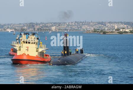 SAN DIEGO (Nov. 2, 2012) der Los Angeles-Klasse Angriffs-U-Boot USS Topeka (SSN 754) Abfahrt Naval Base Point Loma für Portsmouth, N.H. Topeka wird sich eine geplante Dreijährige engineered Überholung in Portsmouth Naval Shipyard. Topeka war Okt. 21, 1989 in Auftrag gegeben und hat in San Diego für die letzten 10 Jahre homeported wurde. Stockfoto