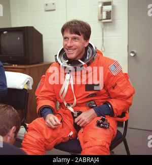 S 99-08648 (24 Mai 1999) ----- Anzug Techniker unterstützen Astronauten Michael Foale C., Mission Specialist, in das für eine Sitzung der notrettungsplan Ausbildung in den Systemen Integration Facility am Johnson Space Center (JSC). Foale und trug eine Schulungsversion der partiellen - Druck starten und Eintrag Kleid, und seine sechs STS-103 Crew Gehilfen sind derzeit in der Ausbildung für die dritte Wartung Besuch des Hubble Space Telescope (HST) seit seiner 1990-Bereitstellung. Stockfoto