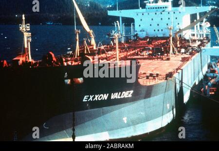 Prince William Sound, Alaska (Mar. 24) - die Exxon Valdez bleibt in Prince Williams Sound nach dem Auflaufen. Der Exxon Valdez strandete auf Bligh Riff im Prince William Sound, Alaska, 23. März 1989 auslaufen 11 Millionen Liter Rohöl, die in die größte Ölpest in der Geschichte der USA geführt. Stockfoto