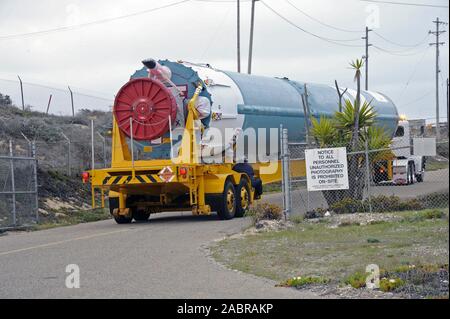 Der Vandenberg Air Force Base, Kalifornien - die erste Stufe der Delta Booster für die NASA Orbiting Carbon Observatory-2 Mission, oder OCO-2, fließt durch den Zaun der Horizontalen am Platz Komplex 2 Starten auf der Vandenberg Air Force Base in Kalifornien. Stockfoto