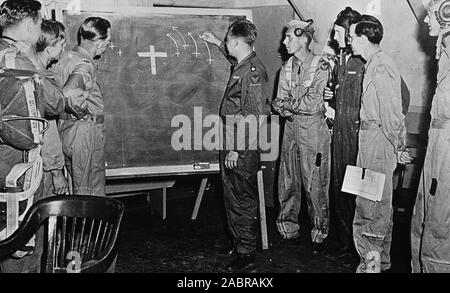 Oberstleutnant Richard Neece, die 178th Fighter Squadron Commander, North Dakota Air National Guard, schreibt auf einer Schiefertafel, wie er Antenne Strategie beschreibt, Hector Feld, Fargo, N.D., in den ersten Jahren der Existenz. Neece war der Kommandant von Januar 1947 bis Juli 1948. Stockfoto