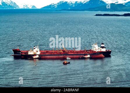 Prince William Sound, Alaska (Mar. 24) - die Exxon Valdez bleibt in Prince Williams Sound nach dem Auflaufen. Der Exxon Valdez strandete auf Bligh Riff im Prince William Sound, Alaska, 23. März 1989 auslaufen 11 Millionen Liter Rohöl, die in die größte Ölpest in der Geschichte der USA geführt. Stockfoto