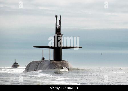 Atlantik (Feb. 6, 2013) Der Ohio-Klasse von ballistischen Raketen-U-Boot USS Tennessee (SSBN 734) kehrt in Naval Submarine Base Kings Bay. Stockfoto