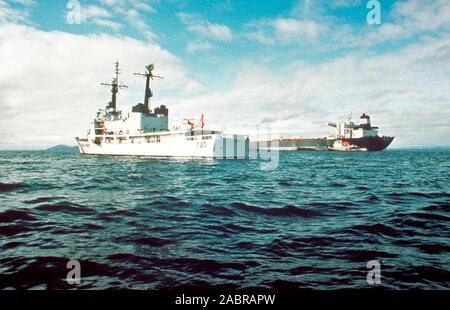 Prince William Sound, Alaska (Mar. 24) - die Coast Guard Cutter Rush (WHEC723) Patrouillen der Bereich der geerdeten Exxon Valdez, wie es in den Prince Williams Sound bleibt. Der Exxon Valdez strandete auf Bligh Riff im Prince William Sound, Alaska, 23. März 1989 auslaufen 11 Millionen Liter Rohöl, die in die größte Ölpest in der Geschichte der USA geführt. Stockfoto