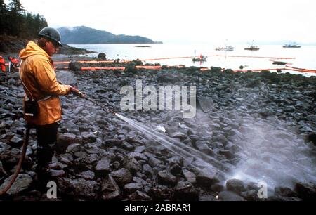 Prince William Sound, Alaska (Mar. 28) - Arbeiter steam blast Rocks getränkt in Rohöl aus der undichte Tanker Exxon Valdez. Der Exxon Valdez strandete auf Bligh Riff im Prince William Sound, Alaska, 23. März 1989 auslaufen 11 Millionen Liter Rohöl, die in die größte Ölpest in der Geschichte der USA geführt. Stockfoto