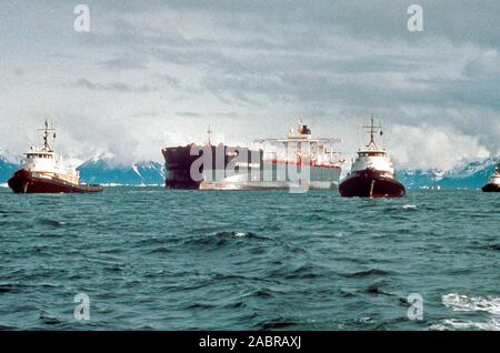 Prince William Sound, Alaska (Mar. 24) - die Exxon Valdez bleibt in Prince Williams Sound nach dem Auflaufen. Der Exxon Valdez strandete auf Bligh Riff im Prince William Sound, Alaska, 23. März 1989 auslaufen 11 Millionen Liter Rohöl, die in die größte Ölpest in der Geschichte der USA geführt. Stockfoto