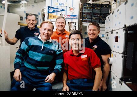 (6.-10. Oktober 1990) --- Eine 35-mm-Kamera voreingestellt auf Entdeckung des middeck fängt die traditionelle in-space Portrait der STS-41 Besatzungsmitglieder. Vorne sind (L-R) Astronauten Richard N. Richards, mission Commander; und Robert D. Cabana, Pilot. Im Fond sind (L-R) Astronauten Thomas D. Akers, Bruce E. Melnick und William M. Hirten. Stockfoto