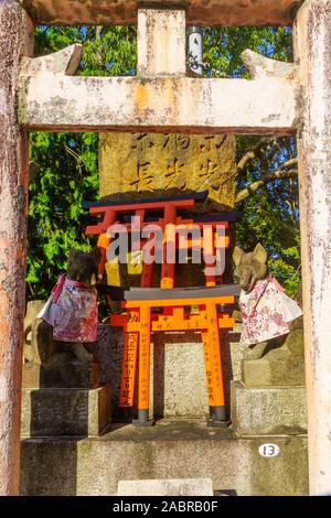 Kyoto, Japan - Oktober 10, 2019: Blick auf ein Torii Tor und ein Fuchs (Kitsune) Abbildung auf dem Inari-see Berg, in Kyoto, Japan Stockfoto