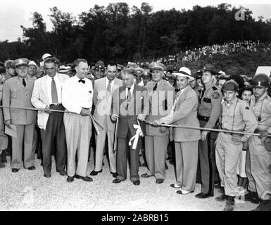 Vice President Alben W. Barkley schneidet die Multifunktionsleiste Wolf Creek Damm in Jamestown, Ky., Sept. 1, 1951 zu widmen. Generalleutnant Lewis A., US-Armee Korps der Ingenieure Commander, steht auf der rechten Seite des Vice President. Die US-Armee Korps der Ingenieure Nashville Bezirk der Damm auf der Cumberland River, Lake Cumberland gebildet gebaut. Stockfoto