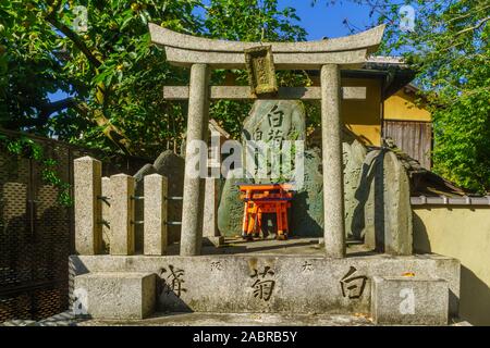 Kyoto, Japan - Oktober 10, 2019: Blick auf einen Friedhof, auf dem Inari-see Berg, in Kyoto, Japan Stockfoto