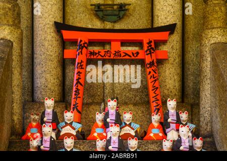 Kyoto, Japan - Oktober 10, 2019: Blick auf die Zahlen der Tensen Inari Gott (Tenseninari Ohkami oder Okami) auf den Inari Berg, in Kyoto, Japan Stockfoto