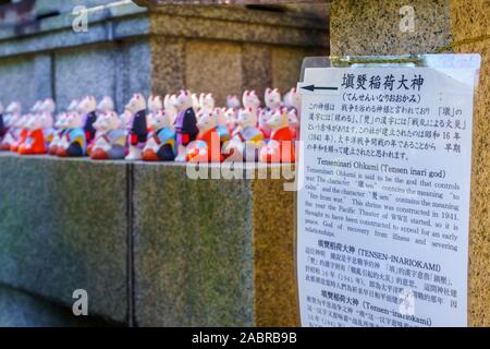 Kyoto, Japan - Oktober 10, 2019: Blick auf die Zahlen der Tensen Inari Gott (Tenseninari Ohkami oder Okami) auf den Inari Berg, in Kyoto, Japan Stockfoto