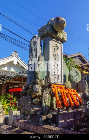 Kyoto, Japan - Oktober 10, 2019: Blick auf einen Friedhof, auf dem Inari-see Berg, in Kyoto, Japan Stockfoto