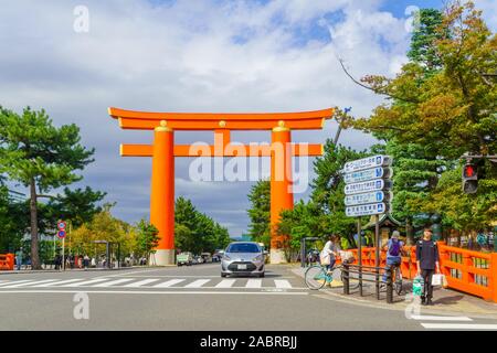 Kyoto, Japan - Oktober 10, 2019: Ansicht der Heian-Jingu Schrein Otorii Tor, mit Einheimischen und Besuchern, in Kyoto, Japan Stockfoto