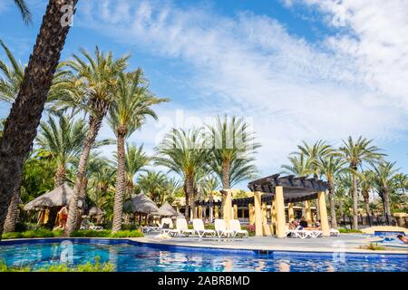 Cabo San Lucas, Baja California sur / Mexiko - November 2019: Palmen und Pool im Riu Santa Fe, All Inclusive Resort Stockfoto