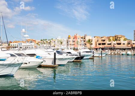 Cabo San Lucas, Baja California sur / Mexiko - November 2019: Die Marina im Stadtzentrum mit Booten und Geschäften Stockfoto