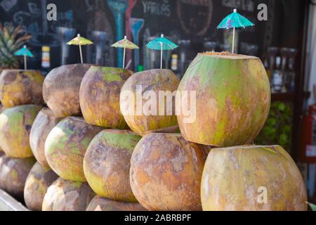 Kokosnüsse Zum Verkauf Durch Den Mariner Im Stadtzentrum Stockfoto
