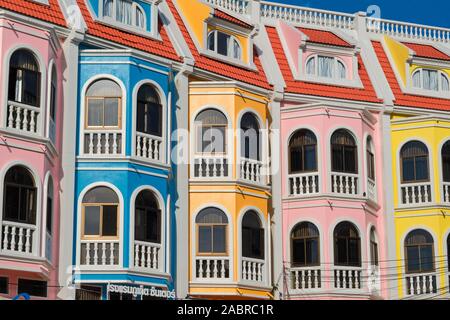 Das farbenfroh bemalte Phuket Center Apartment in Phuket Town (Phuket City), Phuket, Thailand Stockfoto