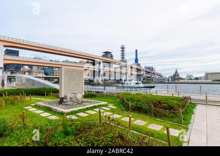 Kobe, Japan - Oktober 11, 2019: Blick auf den Hafen von Kobe Erdbeben Memorial Park und die Skyline der Stadt, in Kobe, Japan Stockfoto